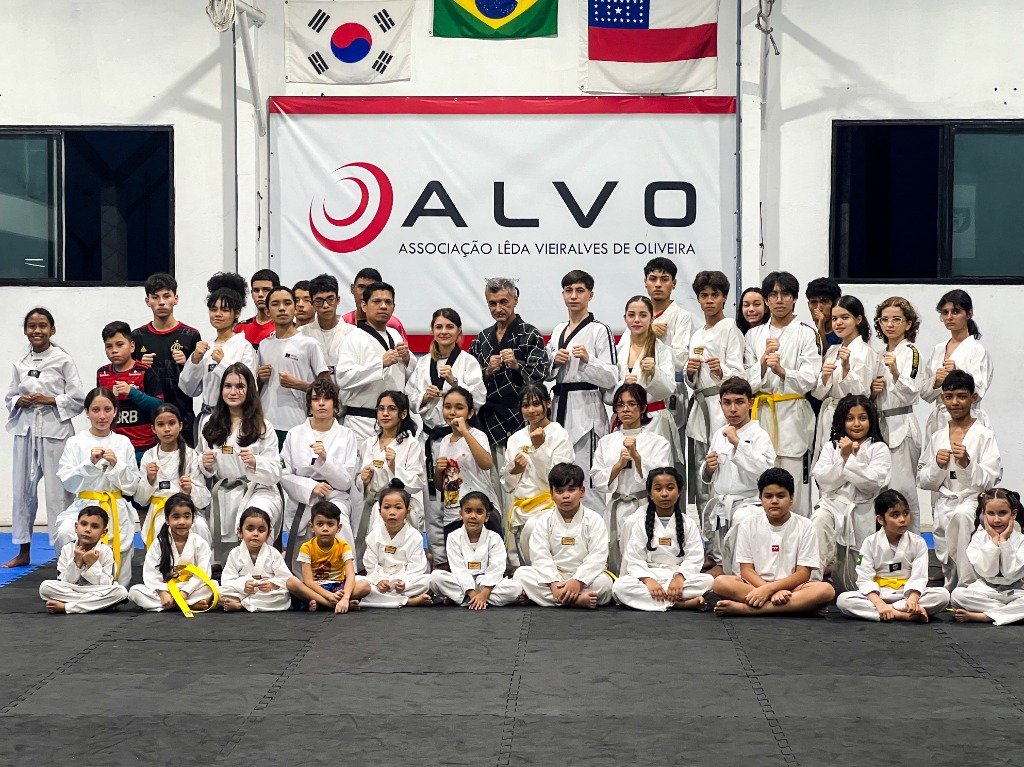 Crianças praticando Taekwondo na Associação ALVO